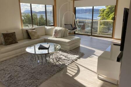 Spacious Modern Home Outstanding Views Sleeps 9 Hobart Extérieur photo