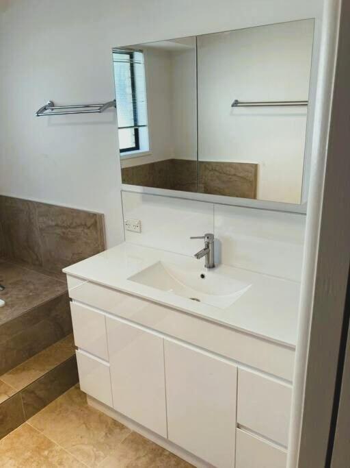 Spacious Modern Home Outstanding Views Sleeps 9 Hobart Extérieur photo